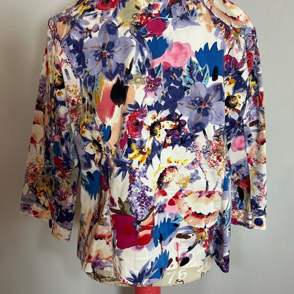 Coldwater Creek Floral Women's Top with Blue Accents - Picture 4 of 7